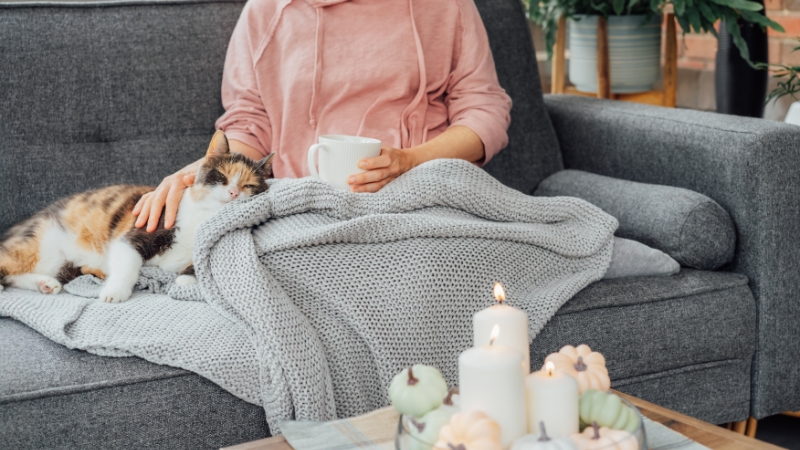 Person relaxing with tea in the evening to support a healthy sleep schedule